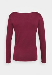 Burgunderfarbener Langarmtop mit weitem Ausschnitt, weichem Material, taillierter Passform und minimalen Nähdetails am Saum und an den Ärmeln.