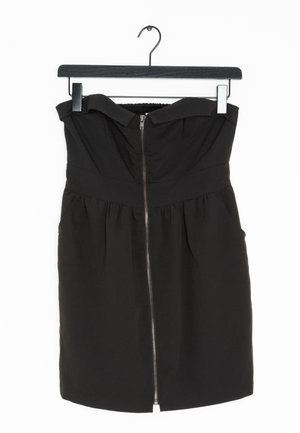 Schwarzes, trägerloses Kleid mit tailliertem Oberteil, zentriertem Reißverschluss und plissierter Rockgestaltung. Hergestellt aus glattem Stoff, hängt an einem schwarzen Kleiderbügel.