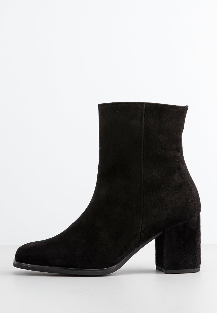 Czarne zamszowe botki na kostkę ze kwadratowym noskiem, masywnym obcasem i gładką fakturą. Projekt ma prostą sylwetkę i minimalne detale.