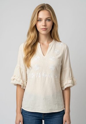 Outfitters Nation, BLUSA BORDADA CON ESCOTE DE PICO Y MANGA 3/4 - Blusa - crudo