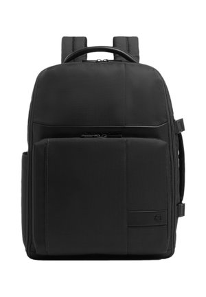 Zwarte rechthoekige rugzak met gevoerde riemen, bovenhandvat, voorvak met rits en zijhandvat op een witte achtergrond.