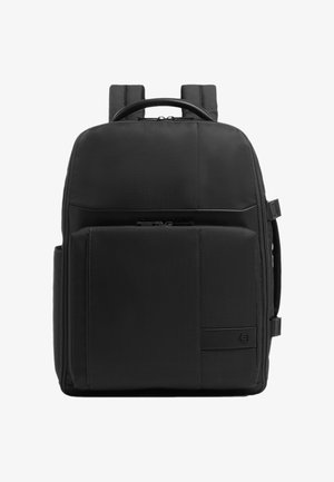 Zaino rettangolare nero con spallacci imbottiti, manico superiore, tasca frontale con zip e manico laterale su sfondo bianco.