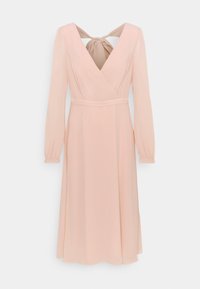 Rosa Langarmkleid mit Wickeldesign, tiefem V-Ausschnitt und Bindeband im Rücken. Der Stoff hat eine glatte Textur und eine fließende Silhouette.