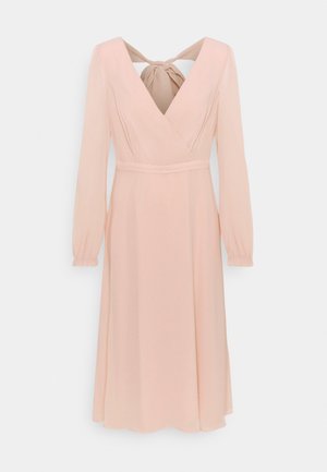 Roze lange mouw jurk met een wikkeldesign, diepe V-hals en een strik achter. De stof heeft een gladde textuur en een vloeiende silhouette.