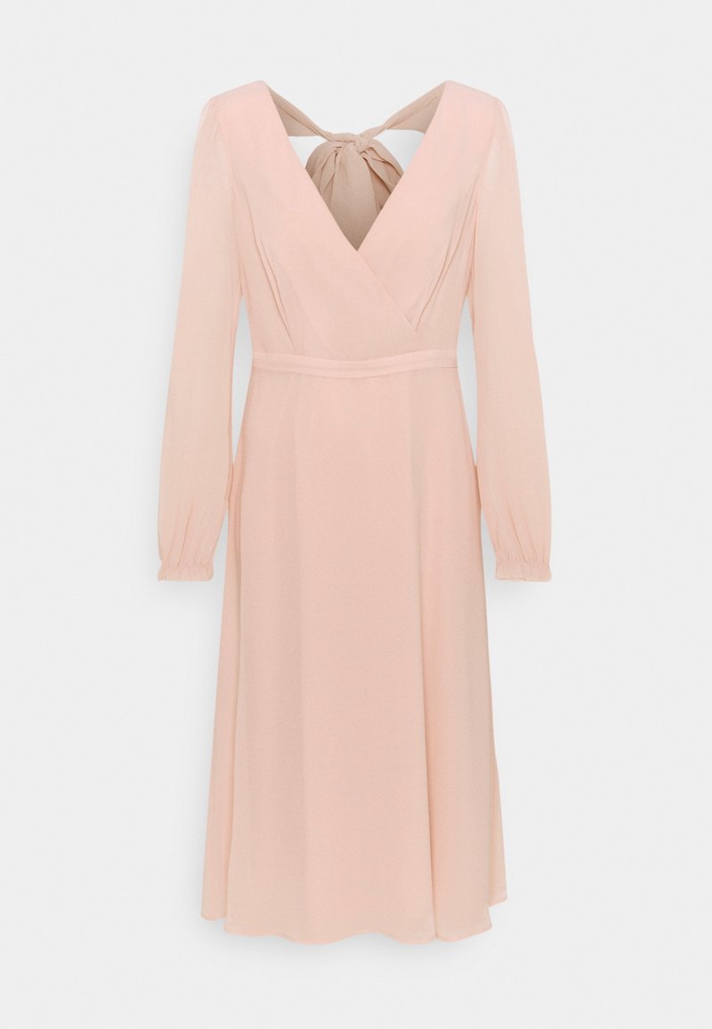 Rosa Langarmkleid mit Wickeldesign, tiefem V-Ausschnitt und Bindeband im Rücken. Der Stoff hat eine glatte Textur und eine fließende Silhouette.