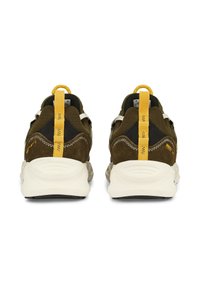 Baskets en daim marron foncé et mesh avec une semelle intermédiaire blanche, des languettes de talon jaunes et des coutures contrastantes. Conçues pour le confort et le soutien.