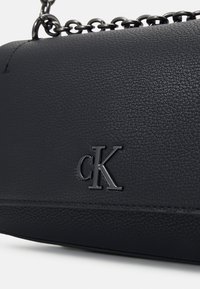 Calvin Klein Jeans MINIMAL MONOGRAM FLAP - Borsa a tracolla - black