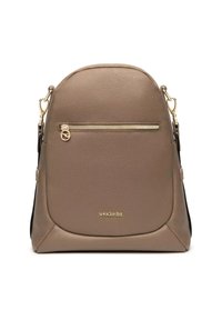 Sac à dos en cuir marron avec un dessus arrondi, une poche zippée à l'avant, des ferrures dorées et un logo embossé en bas. Texture lisse et design structuré.