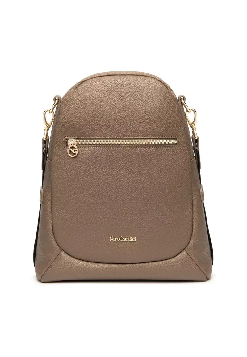 Sac à dos en cuir marron avec un dessus arrondi, une poche zippée à l'avant, des ferrures dorées et un logo embossé en bas. Texture lisse et design structuré.