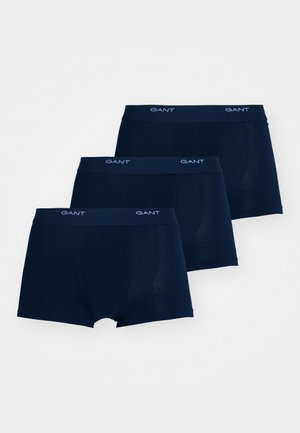 Sötétkék boxer nadrág három darabos csomagban, sima textúrával, elasztikus derékpánttal, rajta a "GANT" logóval, és klasszikus dizájnnal.