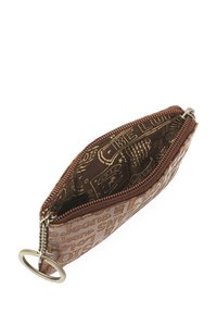 Bolso marrón con cremallera y anillo de metal, con un diseño de texto en relieve en el exterior y un forro interior con patrón.