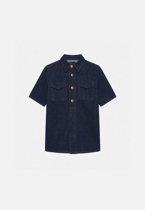 Chemise en denim bleu foncé à manches courtes avec col pointu, quatre boutons dorés à l'avant et deux poches à rabat sur la poitrine.
