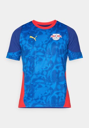 Camiseta deportiva Puma en azul y rojo, con un patrón texturizado de puntos, mangas cortas y cuello redondo. Incluye un logotipo en el pecho.