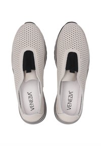 Světlé šedé slip-on boty s perforovaným svrškem, černým elastickým detailem a černobílou pruhovanou podrážkou. Hladká vnitřní podšívka.