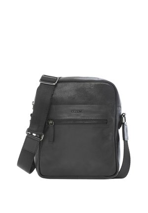 Czarna skórzana torba na ramię z przednią kieszenią na zamek i regulowanym paskiem z tkaniny na białym tle.