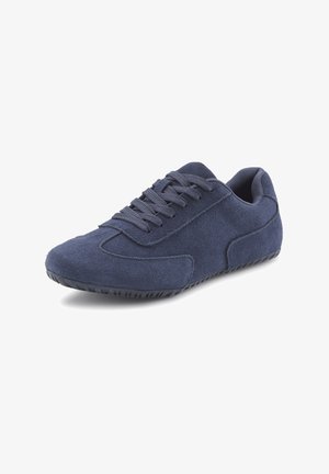 Marineblaue Wildledersneaker mit strukturiertem Obermaterial, runder Zehenpartie und Schnürverschluss; Gummisohle mit ausgeprägtem Profil für besseren Halt.