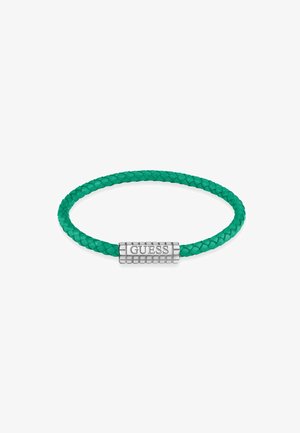 Bracciale intrecciato in ecopelle verde con chiusura rettangolare in argento incisa con il nome del marchio "GUESS."