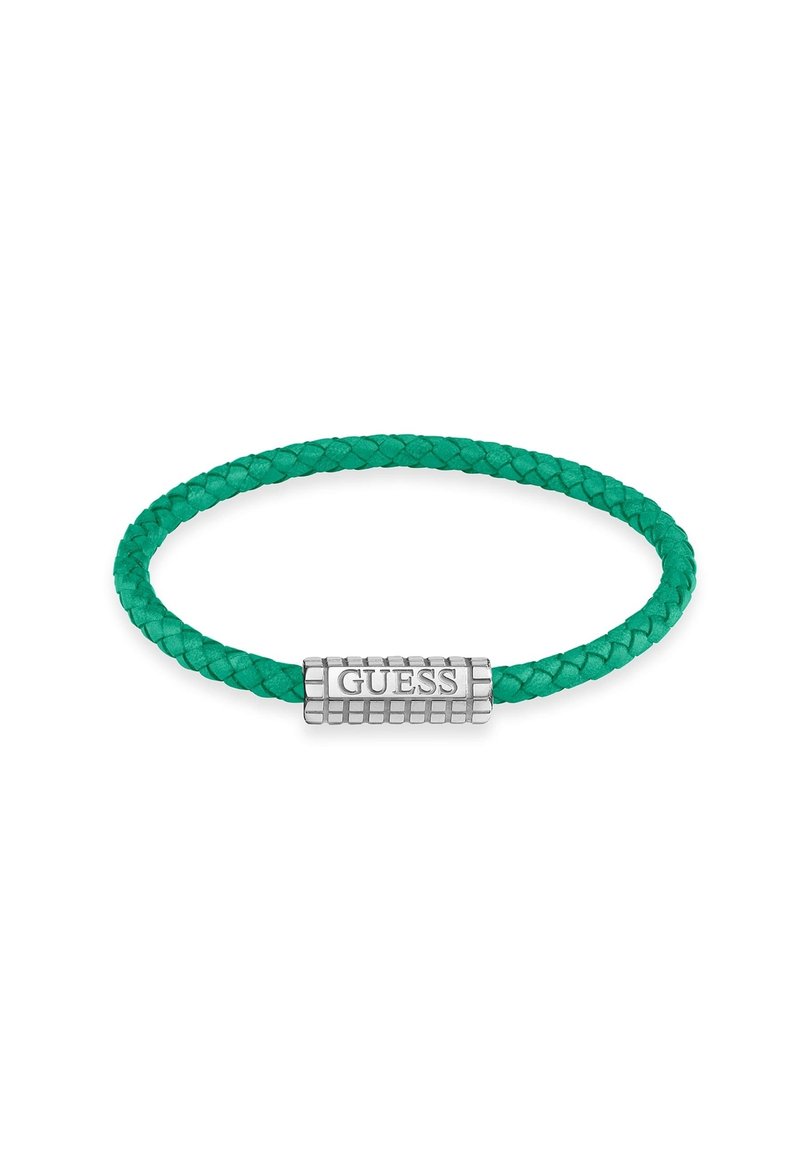 Zielona pleciona bransoletka z faux skóry z prostokątnym zapięciem w kolorze srebra, na którym wygrawerowano nazwę marki "GUESS".