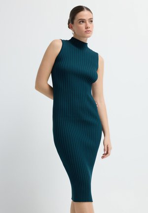 Teal, mouwloze ribgebreide jurk met hoge hals en bodycon pasvorm, met een middellange zoom en verticale textuur.