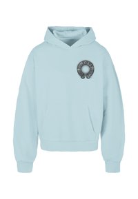 Lyseblå hættetrøje lavet af blødt stof, med en frontlomme og et cirkulært metallogo på brystet. Elastiske manchetter og kant.