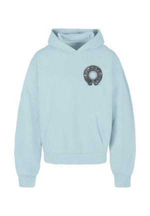 Helle blaue Kapuzenjacke aus weichem Stoff mit einer Vordertasche und einem runden metallischen Logoakzent auf der Brust. Elastische Bündchen und Saum.