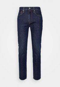 Vaqueros de mezclilla azul oscuro con corte de pierna recta, diseño de cinco bolsillos y costuras en contraste sutil; cierre con botón y cremallera.