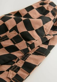 Unselected, black tan checkerboard