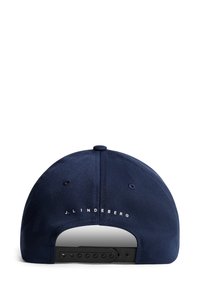 Marinblå baseballkeps med en strukturerad design, som har en svart snapback-stängning och en vit logotyp på baksidan. Slät tygtextur.