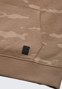 Bruine camouflage hoodie met een gestructureerde stof, geribbelde zoom en een zwart vierkant logo-opdruk op de zak.