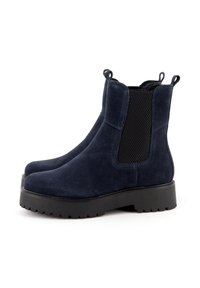 Stivaletti alla caviglia in suede blu navy con un pannello laterale elastico nero testurizzato e linguette per il tempo. Presentano una suola nera spessa per una maggiore aderenza.