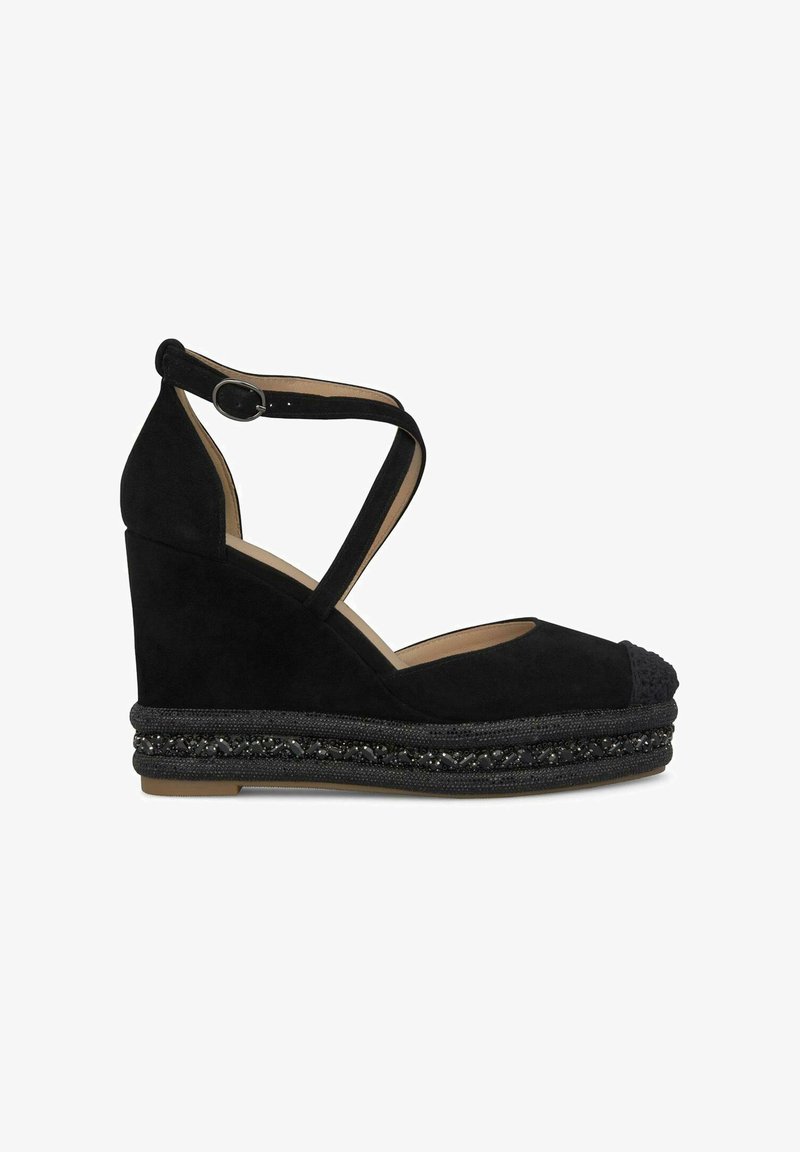 Sandalo wedge in suede nero con cinghie incrociate alla caviglia, materiale nero intrecciato alla base e dettagli in punta testurizzati.