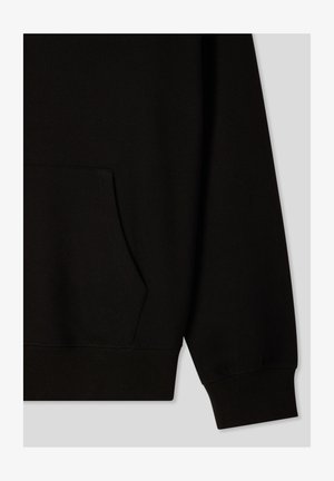 Felpa nera con tasca a marsupio, polsini e orlo a costine, realizzata in tessuto morbido. Caratterizzata da una texture liscia e da un design semplice.