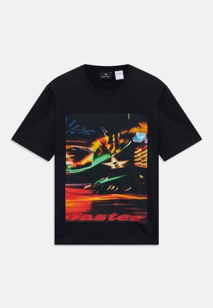 Camiseta de manga corta negra con un gráfico de luces de neón borrosas y coloridas, que incluye una estrella con el número uno y un texto rojo parcial que dice "más rápido".