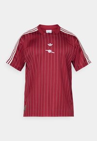 Bordeaux kortærmet polo t-shirt med hvide lodrette striber, hvid trestribede detaljer på ærmerne og broderede hvide logoer på brystet.