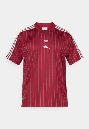 Bordeaux kortærmet polo t-shirt med hvide lodrette striber, hvid trestribede detaljer på ærmerne og broderede hvide logoer på brystet.