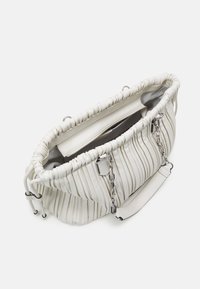 Witte geplooide handtas met open bovenkant, zichtbaar binnenvak met rits en zilveren kettinghandvatten met leren schouderbanden.