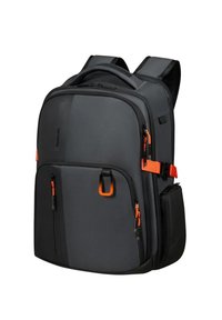 Zaino nero con finitura testurizzata, dotato di cerniere e dettagli arancioni, molteplici scomparti, spallacci imbottiti e maniglia superiore.