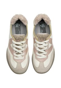 Sneaker bianche e rosa chiaro con un colletto in pelliccia beige testurizzata, lacci piatti e suola in gomma. Progettate per il comfort con un'estetica sportiva.