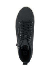 Baskets haute en cuir noir avec lacets, fermeture éclair sur le côté et semelle en caoutchouc blanche. Surface texturée et intérieur rembourré pour le confort.