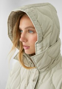 Stradivarius HOODED PUFFER  - Giacca invernale - white
