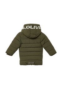 Olivgrüne gepolsterte Jacke mit Kapuze, langen Ärmeln und teilweise sichtbarem weißen "s.Oliver"-Text auf der Rückseite der Kapuze.