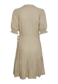 Beiges Leinenkleid mit kurzen Puffärmelchen, Rüschensaum und tailliertem Gürtel. Glatte Textur mit fließender Silhouette. Rückansicht dargestellt.