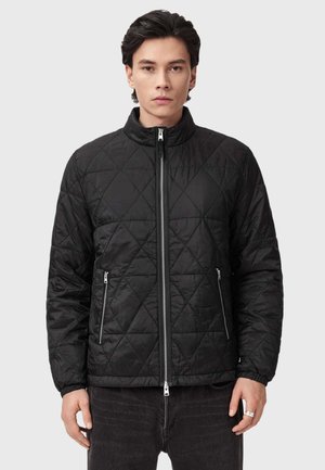 Sort quilted jakke med høj krave, frontlynlås og to sidelommer. Har et diamantmønster og elastiske manchetter.