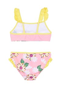 Set di costumi da bagno a due pezzi con un top rosa, spalline a volant gialle e una parte inferiore con motivo floreale e rifiniture gialle. Materiale morbido ed elastico.