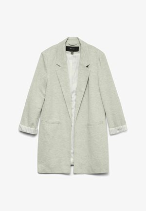 Světle šedý blazer vyrobený z měkké tkaniny, který má klopový límec, dvě přední kapsy a ohrnuté pruhované manžety. Otevřený přední design.