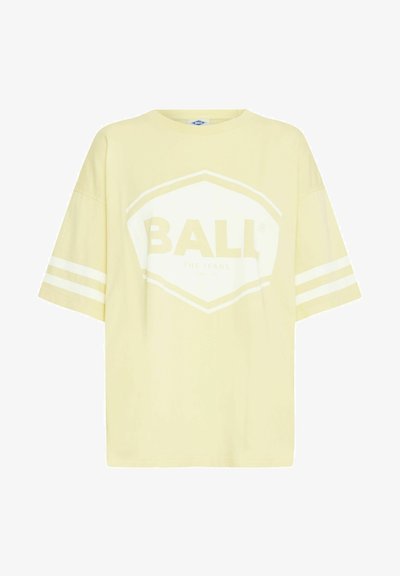 Camiseta amarilla de gran tamaño y manga corta, fabricada en algodón, con un gran logo hexagonal blanco que lleva el texto "BALL" y dos rayas blancas en las mangas.