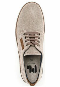 Beige Leinenschuh mit runder Spitze, kontrastierendem braunem Akzentpatch, sechs Ösen-Schnürung und gepolstertem Innenleben. Flache Gummisohle.