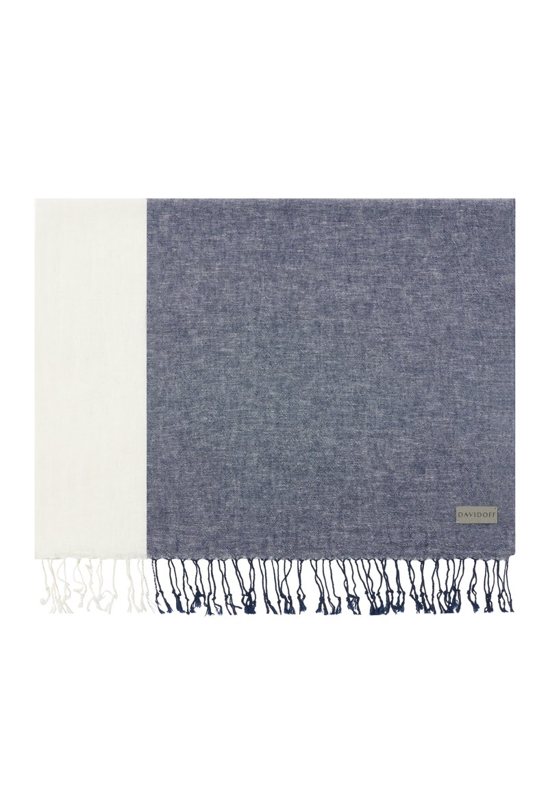 Blauer und weißer Baumwollschal mit strukturierter Oberfläche, mit fransigen Rändern und einem kleinen Logolabel in der unteren rechten Ecke.