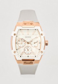 Witte siliconen horlogeband met een rosegouden roestvrijstalen kast, rechthoekige wijzerplaat, drie subdials en een gestructureerd wijzerplaatontwerp.