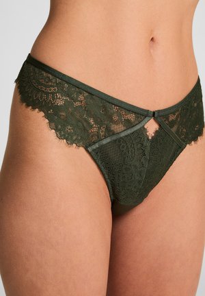 Groene kanten en stoffen string met golvende randen, voorzien van een sleutelhatch vooraan en een zachte tailleband.